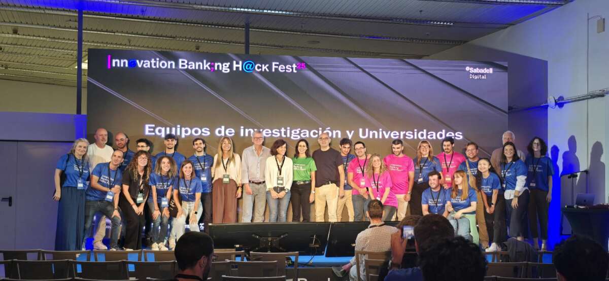 Foto de familia de los equipos de investigación del grupo ALIA que participaron en #IBHF25 junto a Rüdiger Schmidt (director general adjunto del Banco Sabadell), Elena Carrera (directora general de la entidad) y Susana Soler (directora del Centro de Competencia Tecnológica del banco). Foto: Banco Sabadell.