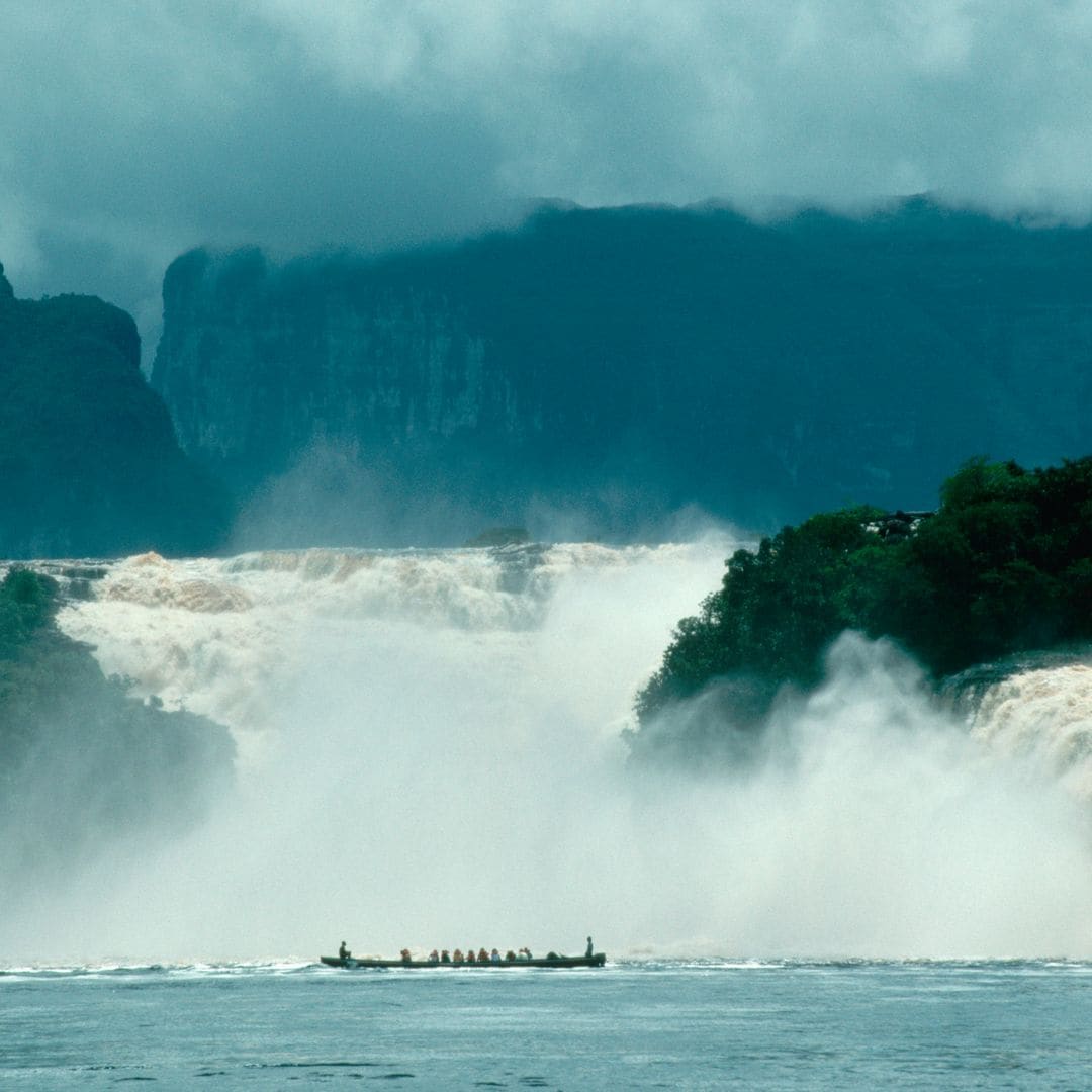Canoa junto a la cascada Hacha, parque nacional Canaima, Venezuela. 