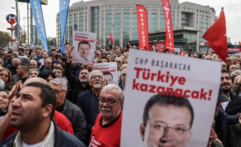 La Fiscalía pide 2.000 años de prisión para el excalde de Estambul y principal rival de Erodgan