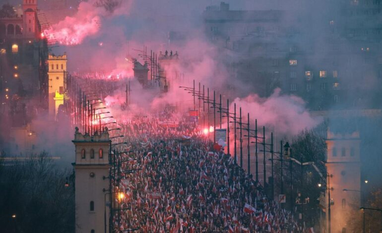 Los ultranacionalistas de Polonia exhiben su fuerza en las calles en el Día de la Independencia