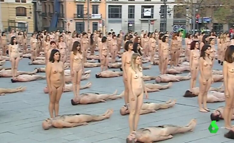 Más de 1.000 personas se desnudan en Valencia ante el fotógrafo Spencer Tunick para su obra ‘Piel del Mediterráneo’