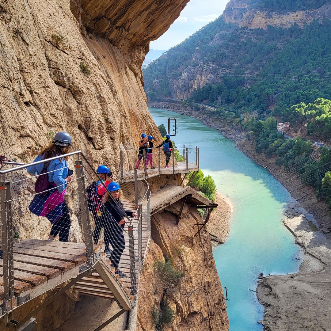 El Caminito del Rey, uno de los senderos más espectaculares de España, atraviesa los desfiladeros de los Gaitanes a más de 100 metros sobre el nivel del mar.