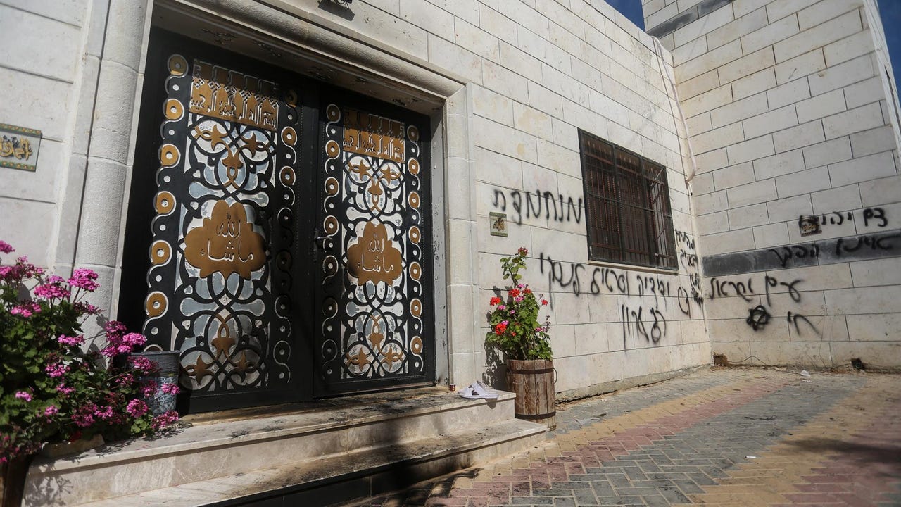 Colonos israelíes incendian una mezquita en el centro de Cisjordania