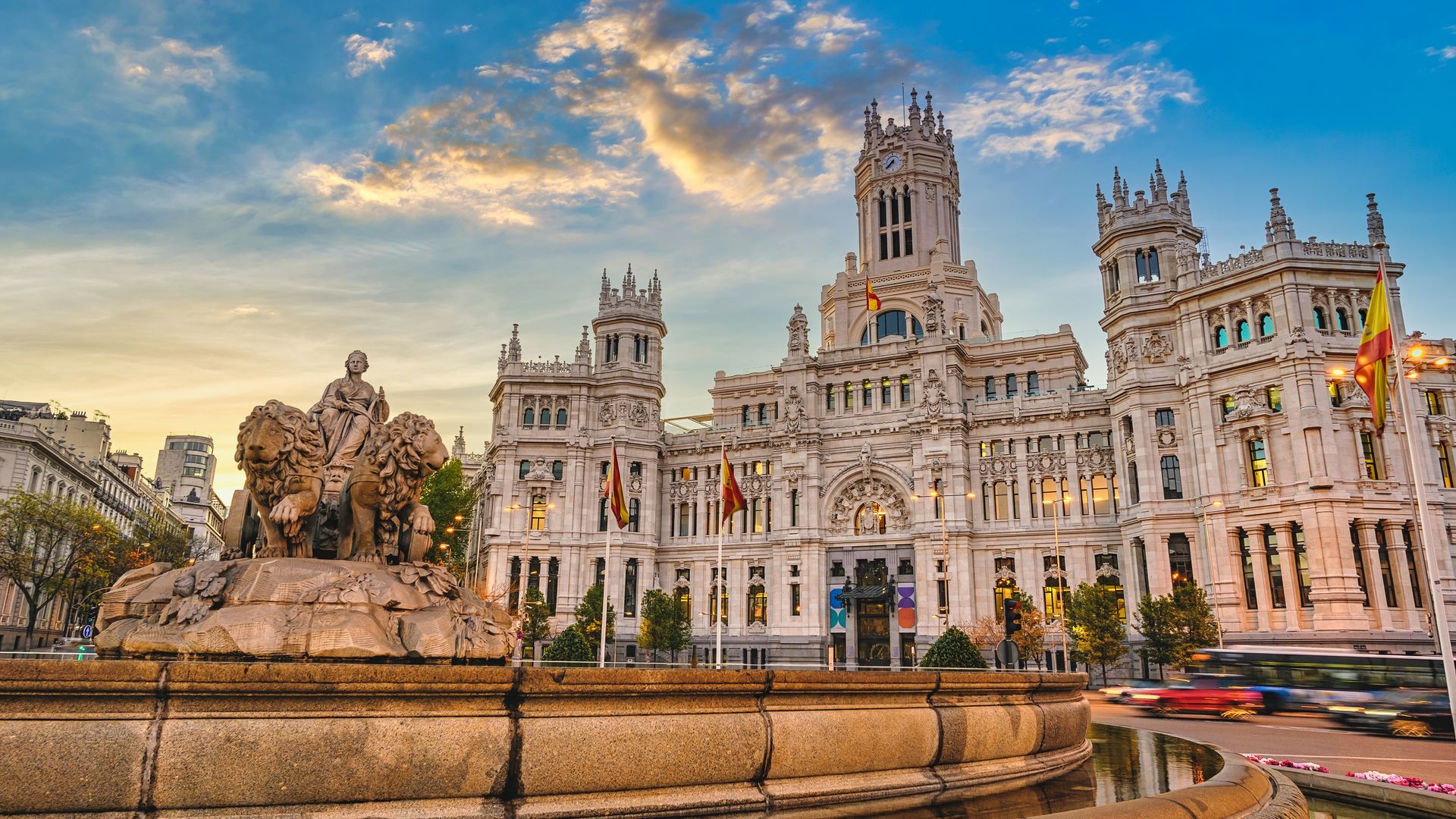 Madrid, puesta de sol sobre la Plaza de Cibeles con el edificio del Ayuntamiento y el CentroCentro