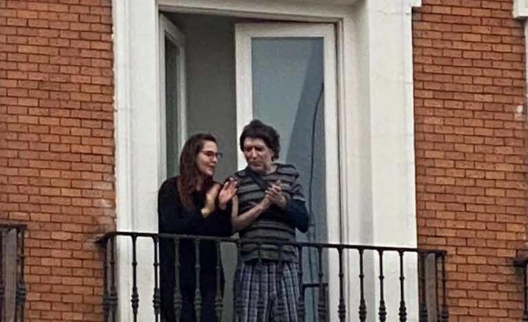 Joaquín Sabina reaparece tras su operación para unirse al aplauso a los sanitarios desde su balcón