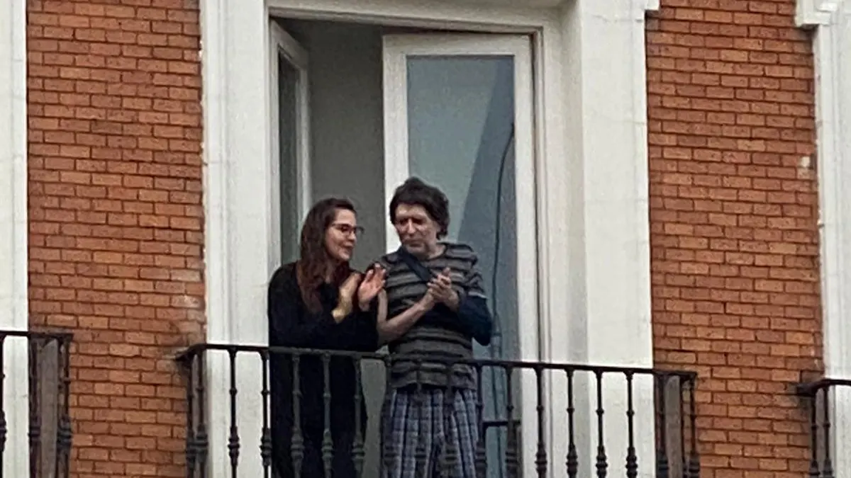 Joaquín Sabina reaparece tras su operación para unirse al aplauso a los sanitarios desde su balcón