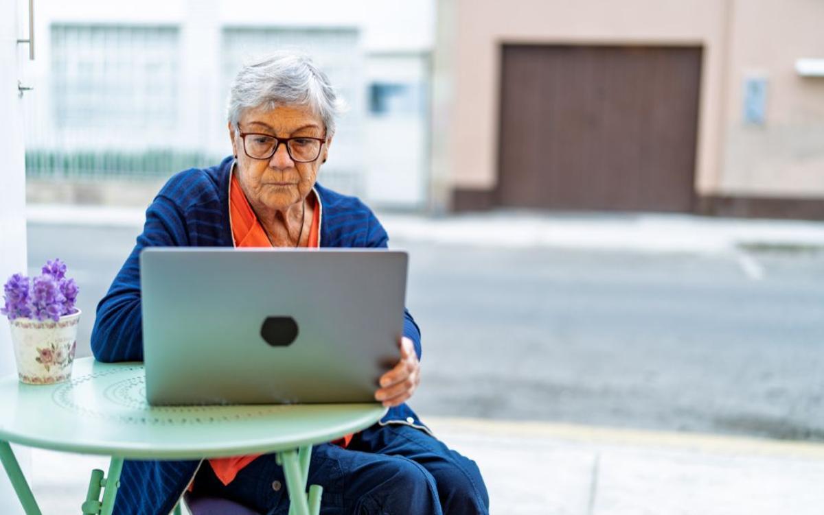 Una jubilada consultando la sede electrónica de la Seguridad Social para ver las actualizaciones de su pensión.