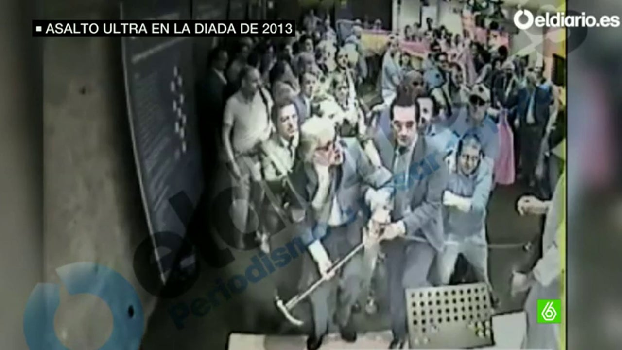 Imágenes inéditas del asalto de 15 ultras a la librería Blanquerna en la Diada de 2013