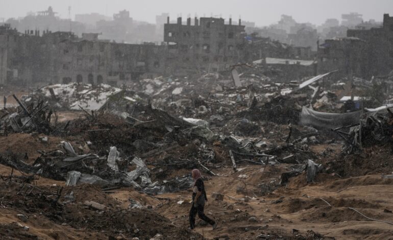 Israel bombardea por tierra, mar y aire el norte y el sur de Gaza pese al alto el fuego