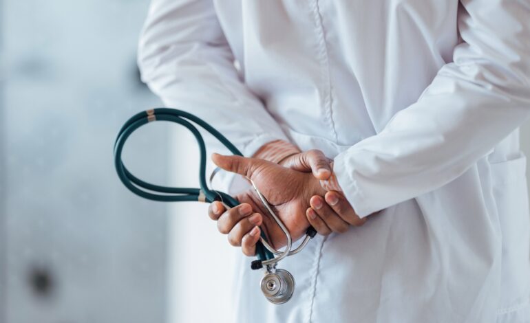 Casi 70.000 médicos se jubilarán en una década y la falta de relevo golpeará a muchas zonas de España