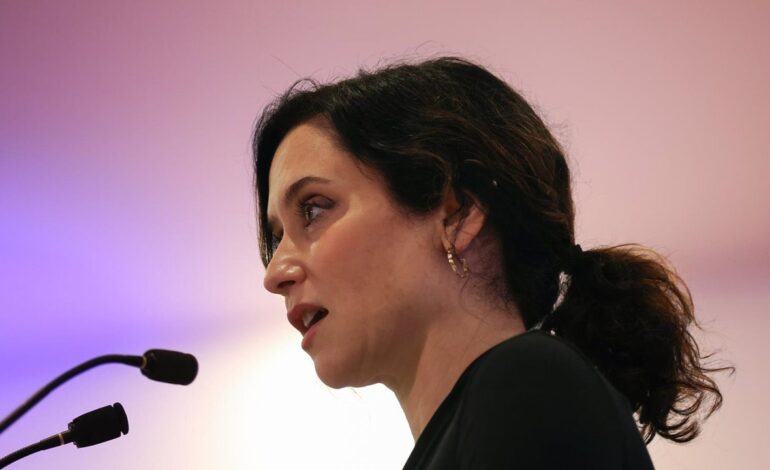 Ayuso carga contra Gallardo por su candidatura «imputada» y acusa a Sánchez de fomentar el «guerracivilismo»