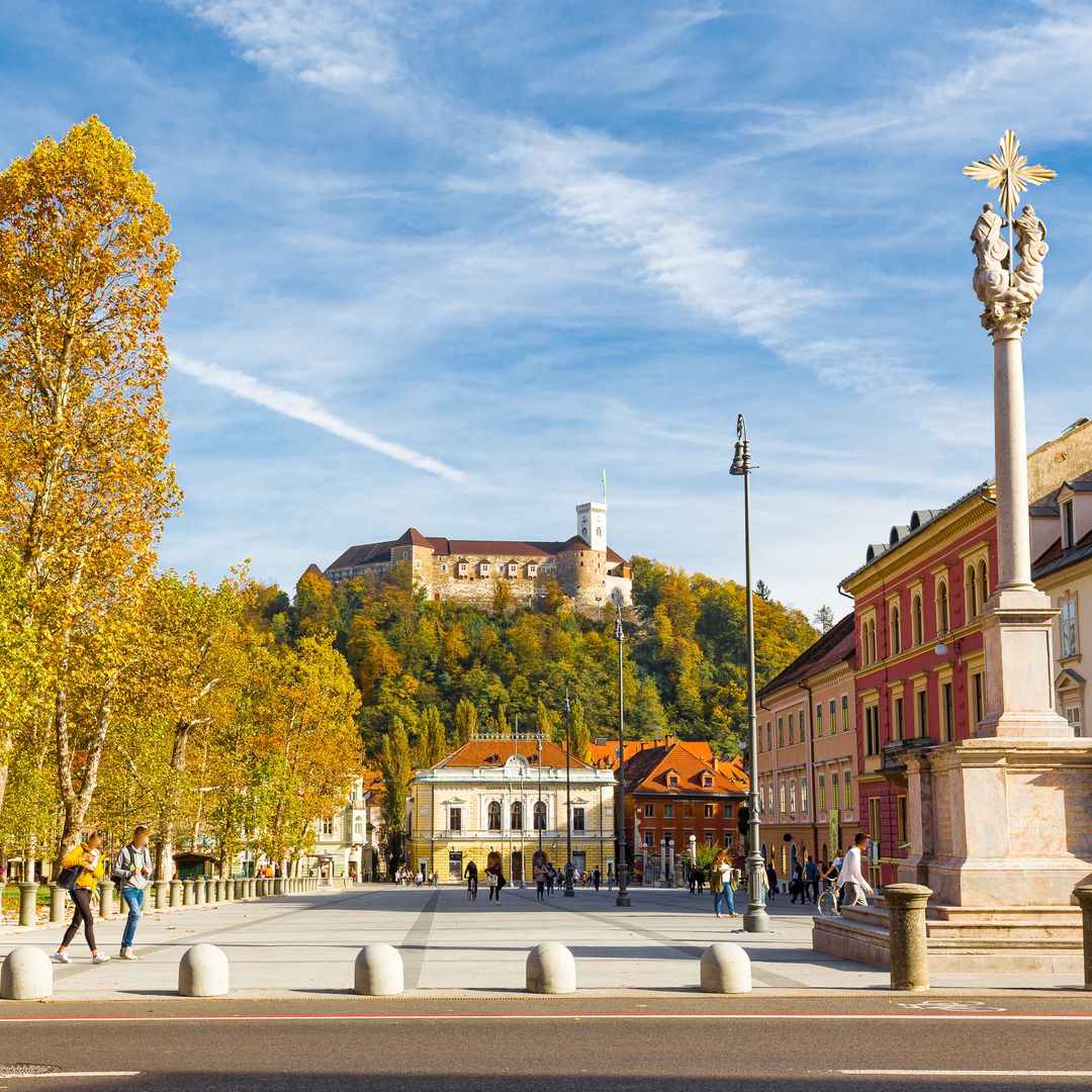 Vista del Castillo de Ljubljana desde la Plaza del Congreso, cerca de la Universidad de Ljubljana, en el parque histórico de la capital eslovena