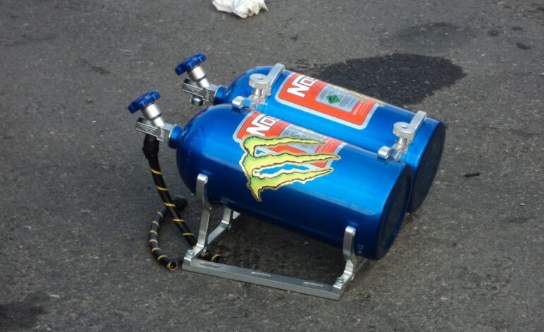 Encuentran muerta a una menor de edad junto a 30 bombonas de óxido nitroso, el ‘gas de la risa’