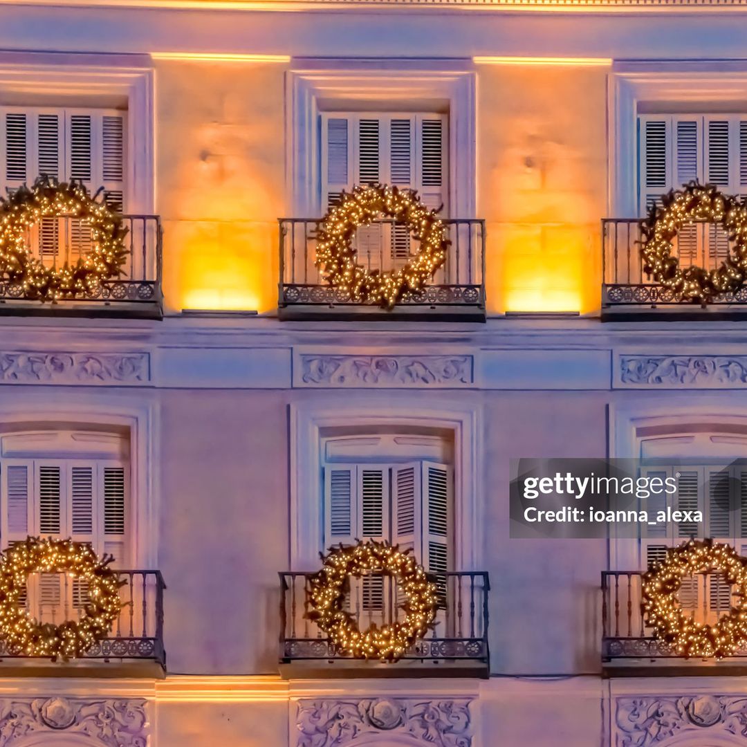 Balcones con iluminación navideña en Madrid