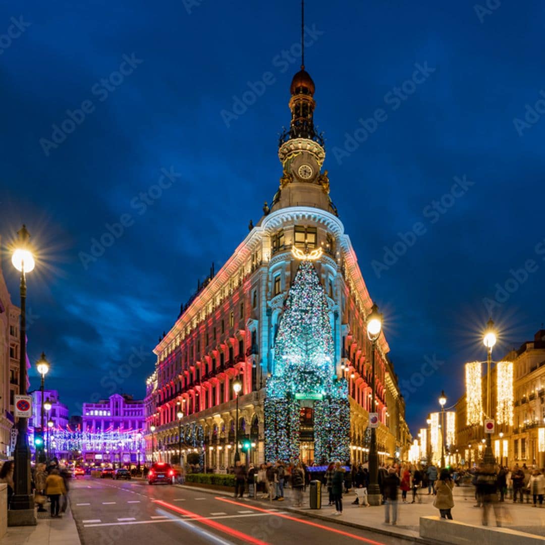 Recorriendo las calles de Sevilla y Alcalá, con el hotel Four Seasons iluminado en Navidad, Madrid
