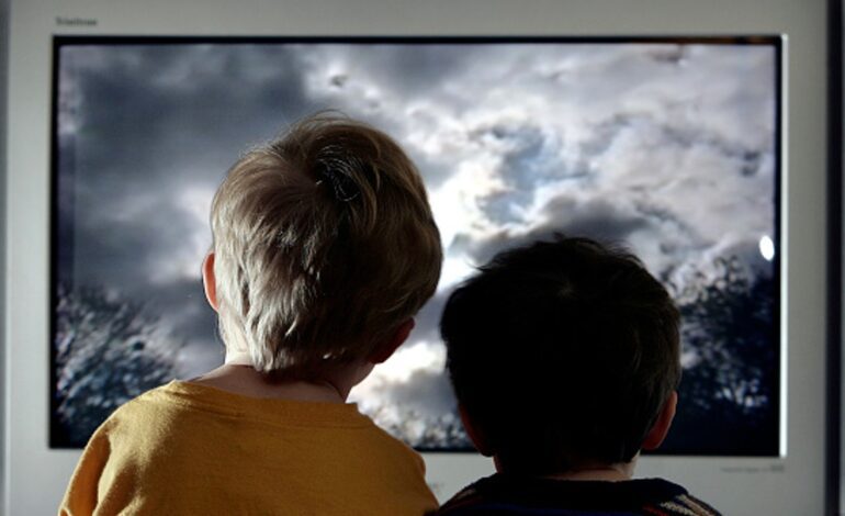 los agarró fuerte para que no se escaparan