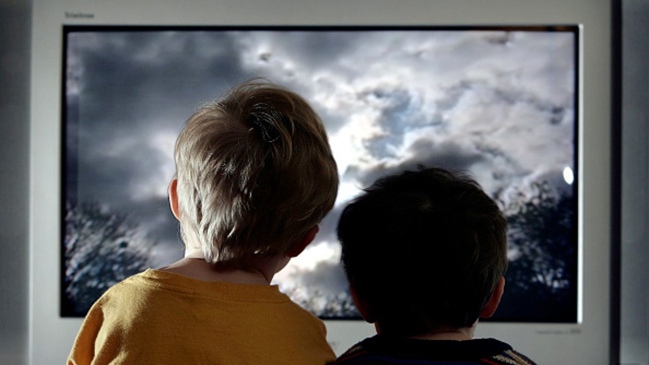 los agarró fuerte para que no se escaparan