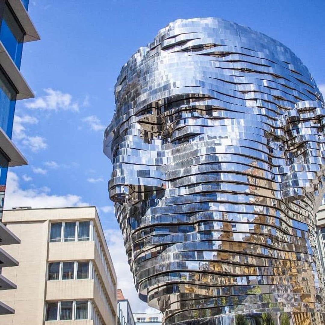 Escultura de Frank Kafka del controvertido artista checo David Černý, Praga, República Checa