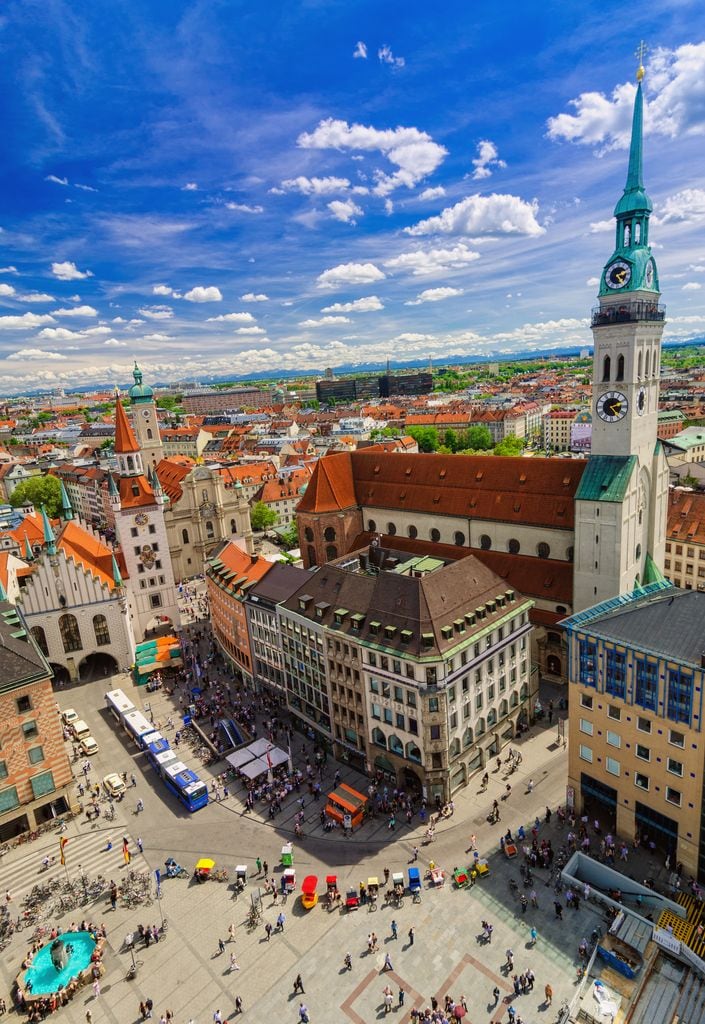Vista de Munich y Marienplatz, con la Iglesia de San Pedro a la derecha, la Iglesia del Espíritu Santo y los Alpes nevados en la distancia, Alemania