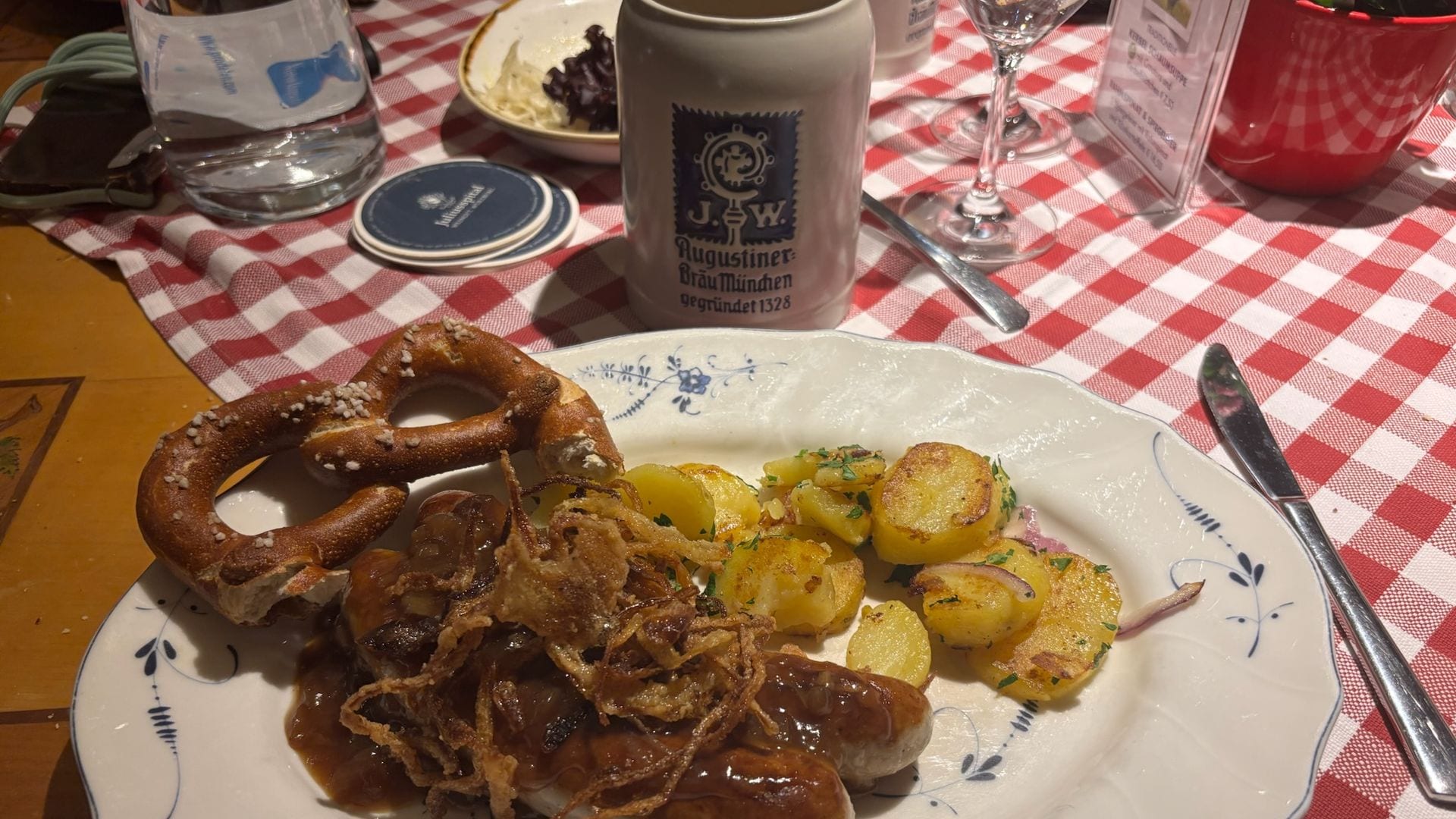 Cocina típica alemana en el restaurante Ratskeller de Munich