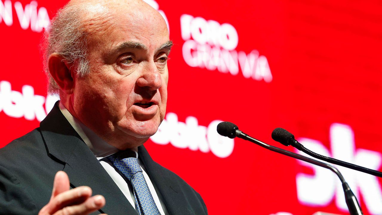 Guindos alerta de que la regulación de vivienda en España «limita» la oferta de alquiler