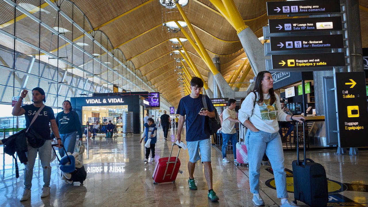 Ningún vuelo saldrá el lunes del aeropuerto de Barajas con destino a Venezuela tras alerta de EE UU