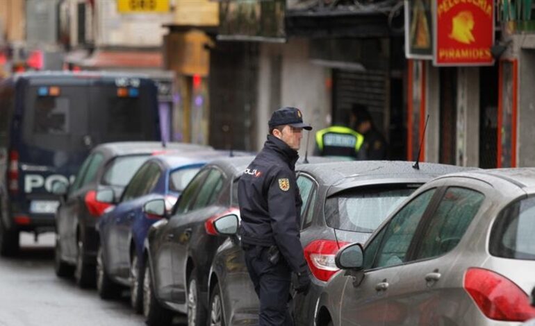 Un joven de 18 años, herido grave por disparos de la Policía tras atacar con un cuchillo a varios agentes en Vallecas
