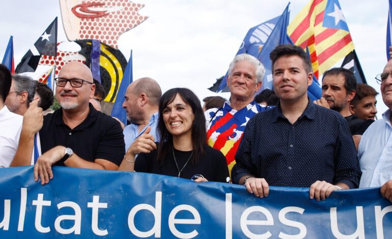 La extrema derecha catalana coge fuerza y empata con Junts como tercera fuerza en Cataluña, según el CEO