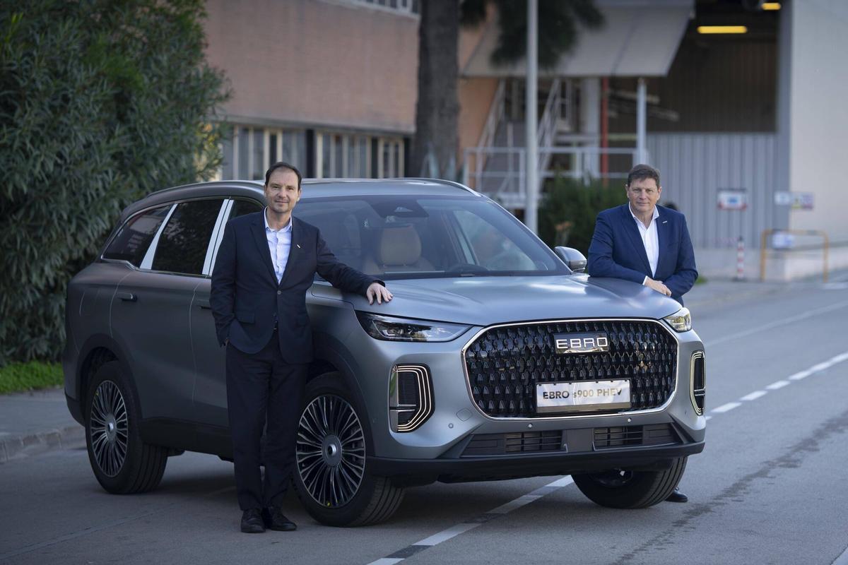 Entrevista a los dirigentes del EBRO, Pedro Calef (derecha) y Rafael Ruiz (izquierda), en la fábrica de la Zona Franca.