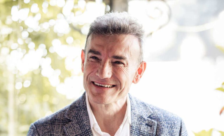 Caminar es un buen ejercicio para no estar mal, pero no para estar bien. No es suficiente. El músculo necesita un estímulo de mayor tensión mecánica para protegerse