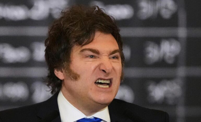 Nombran como ministro de Defensa a un militar e hijo de un represor acusado de 44 muertes