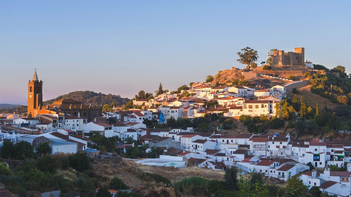 castillo medieval, castañares y el mejor jamón