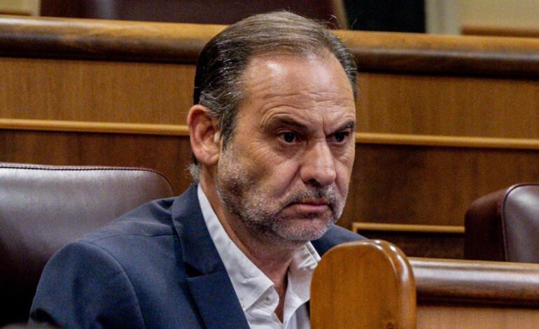 Ábalos pide explicaciones a Óscar Puente por presuntos «amaños» y dietas irregulares en el Puerto de Valencia