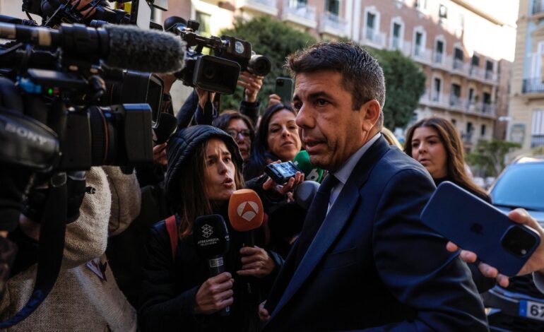 Mazón insiste en que fue a pie del aparcamiento al Palau «sin hacer ninguna parada y sin entrar en ningún otro sitio»