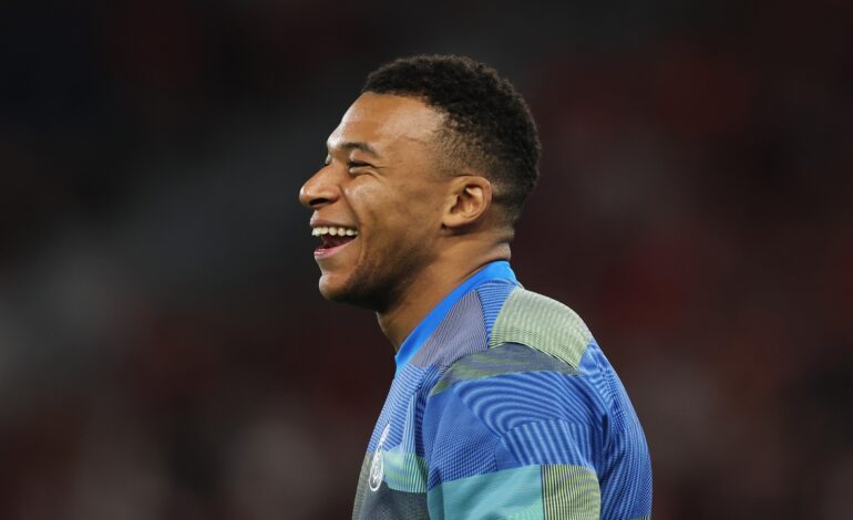 Los seis minutos mágicos de Kylian Mbappé: ¡triplete contra Olympiacos!