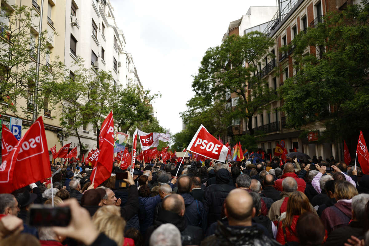 Simpatizantes del PSOE se concentran en la calle Ferraz de Madrid