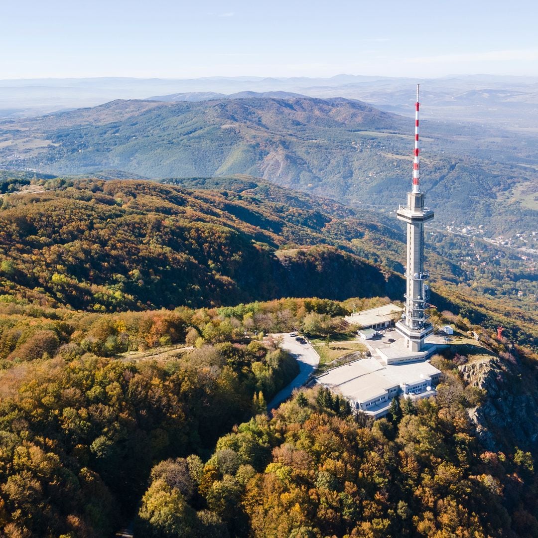 Torre Kopititoto en la montaña Vitosha y la ciudad de Sofía, Bulgaria