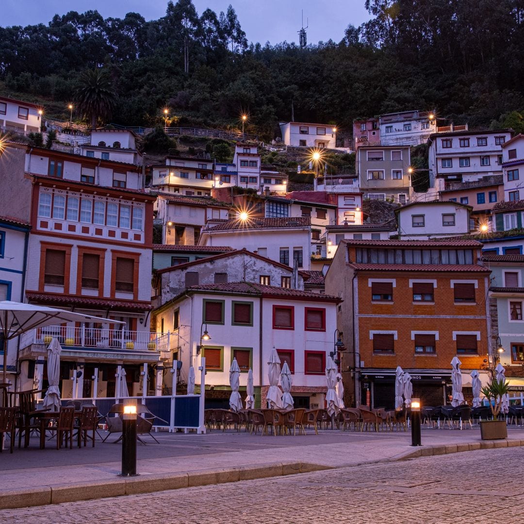 Panorámica de casas en la ladera de la montaña en Cudillero, Asturias