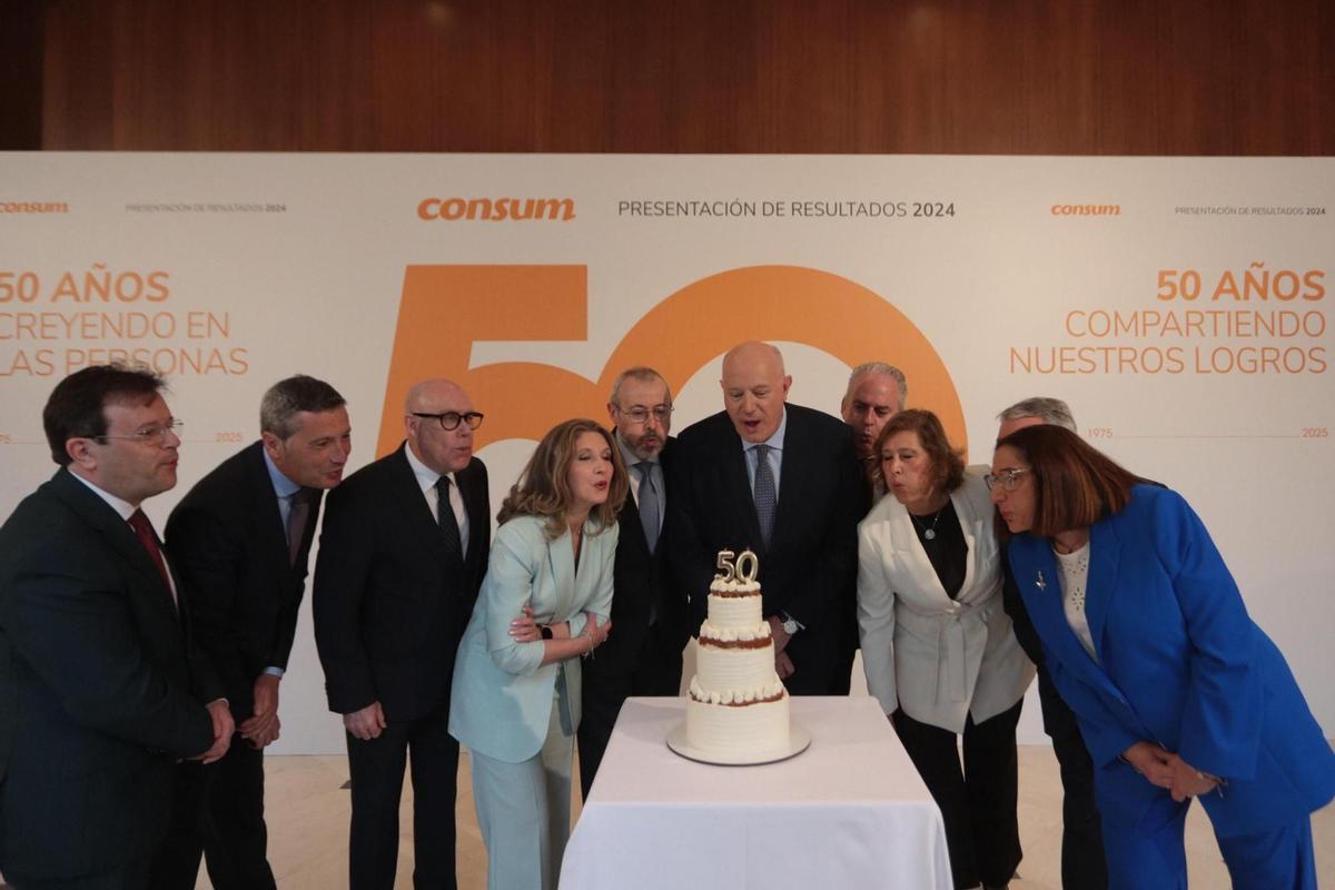 Comité directivo de Consum, celebrando el 50 aniversario de la cooperativa con una tarta.
