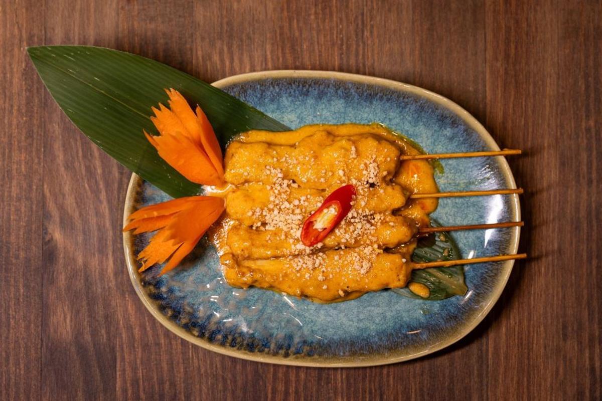 Brochetas de pollo Kai Satee.