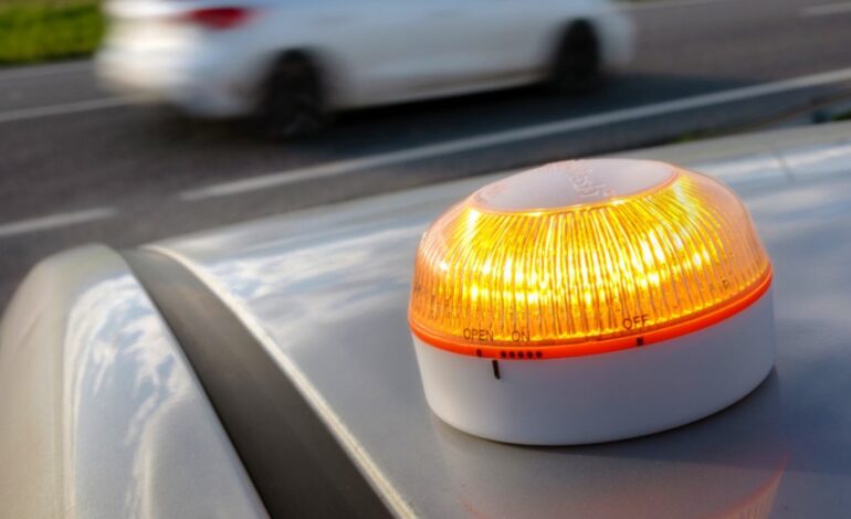 La OCU habla claro y dice toda la verdad que, como conductor, debes saber sobre las luces de emergencia 