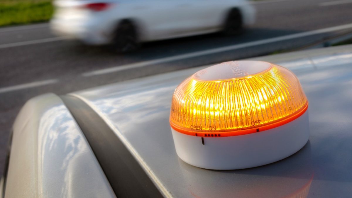 La OCU habla claro y dice toda la verdad que, como conductor, debes saber sobre las luces de emergencia 