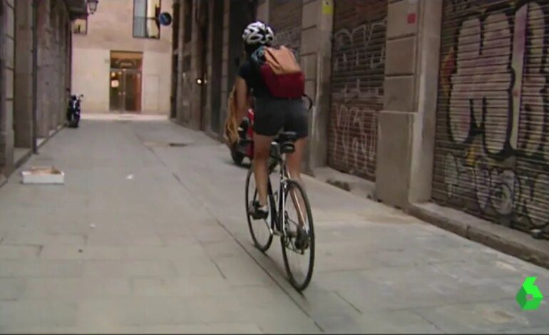 "Me encuentro al señor con la bata abierta enseñándome todo": las riders denuncian el acoso sexual que sufren en su trabajo