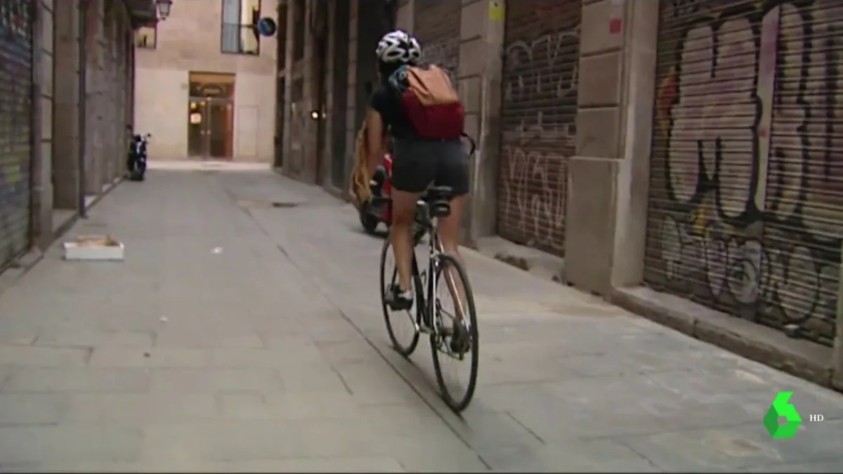 "Me encuentro al señor con la bata abierta enseñándome todo": las riders denuncian el acoso sexual que sufren en su trabajo