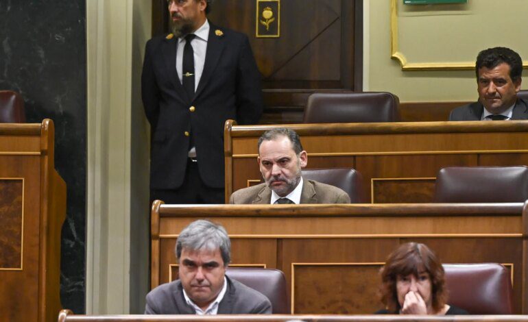 ¿Maniobra de distracción o amenaza a Moncloa?: la pregunta del diputado Ábalos por la que en el Gobierno no se dan por aludidos