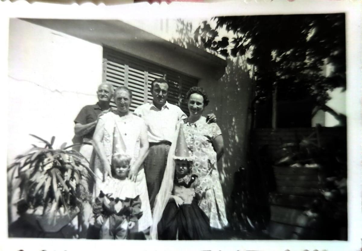 La familia Meolans: los bisabuelos, abuelos, padre y tía de Ignacio Meolons, que solicita la ciudadanía