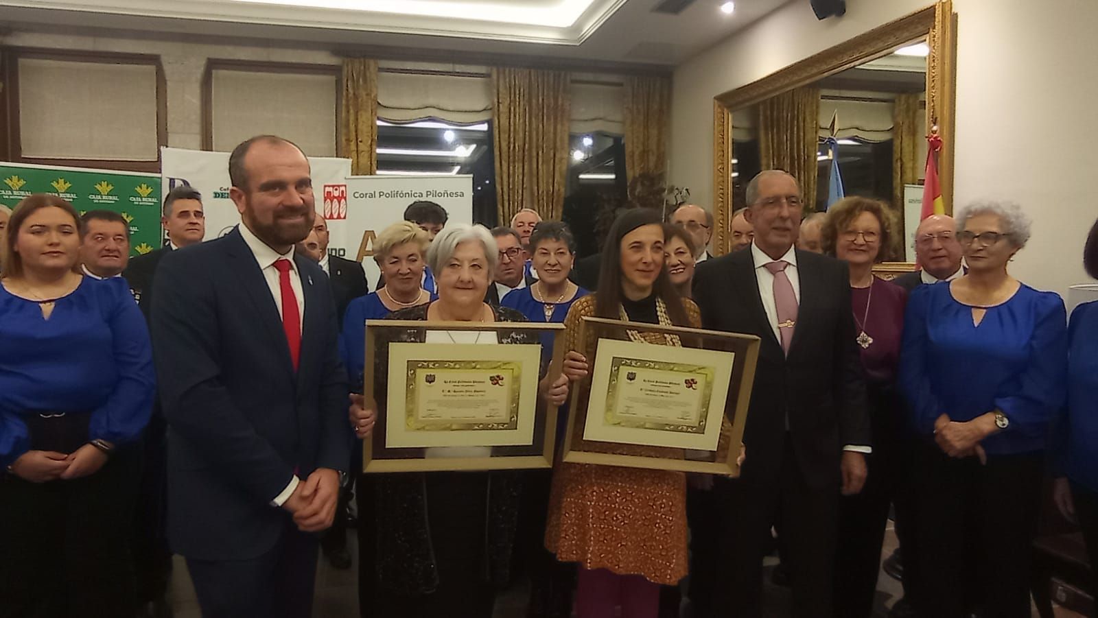 El Coro Polifónico Piloñesa entrega sus premios Avellana de Oro