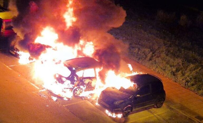 Investigan un incendio que calcinó cinco turismos en El Nodo