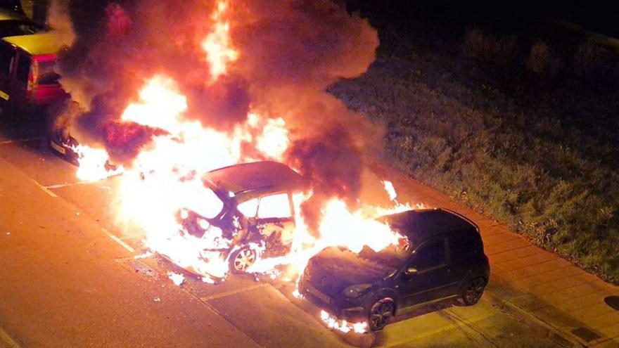 Investigan un incendio que calcinó cinco turismos en El Nodo