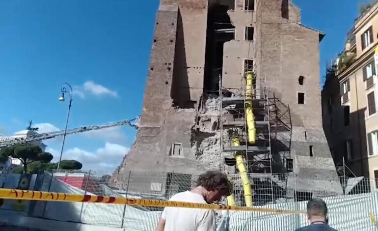 VIDEO DERRUMBE ROMA | Así se ha derrumbado parte de una torre medieval en el centro de Roma durante su restauración